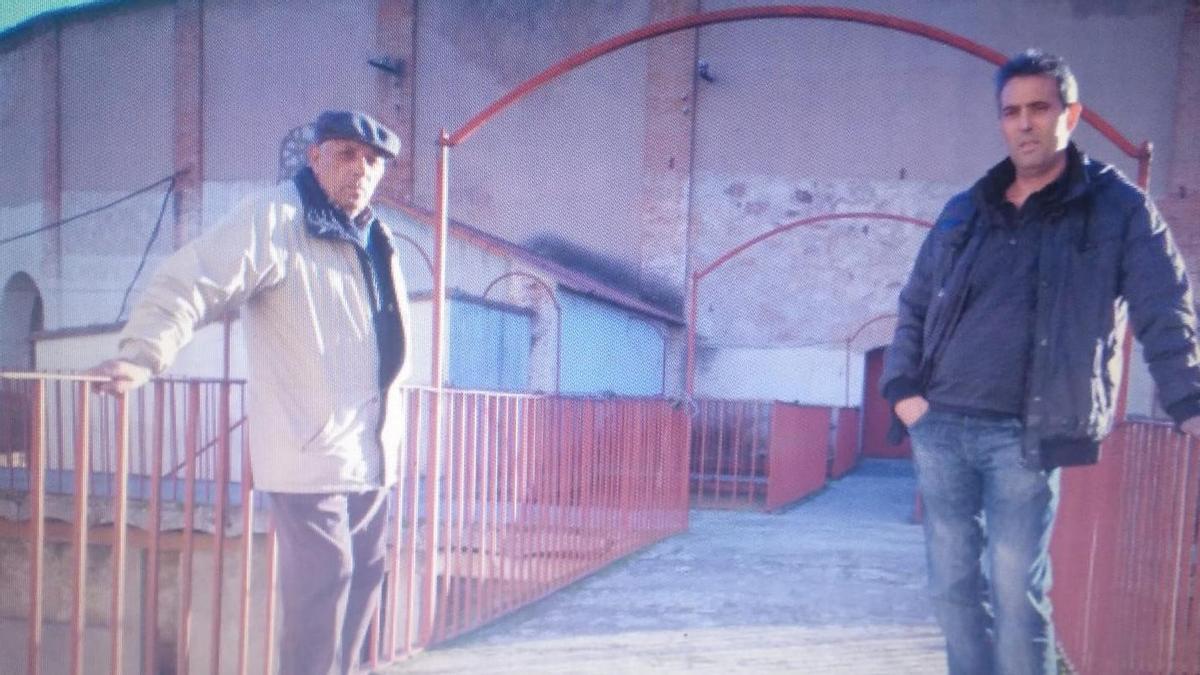 Julio Soltelo en la plaza de toros de Zamora con su hijo Victoriano, Viti.