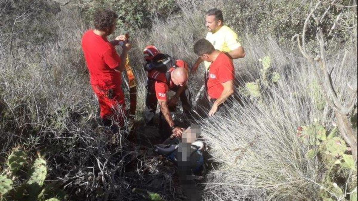Imágen de recurso de un rescate antiguo en otro accidente de parapentista en Taucho, Adeje