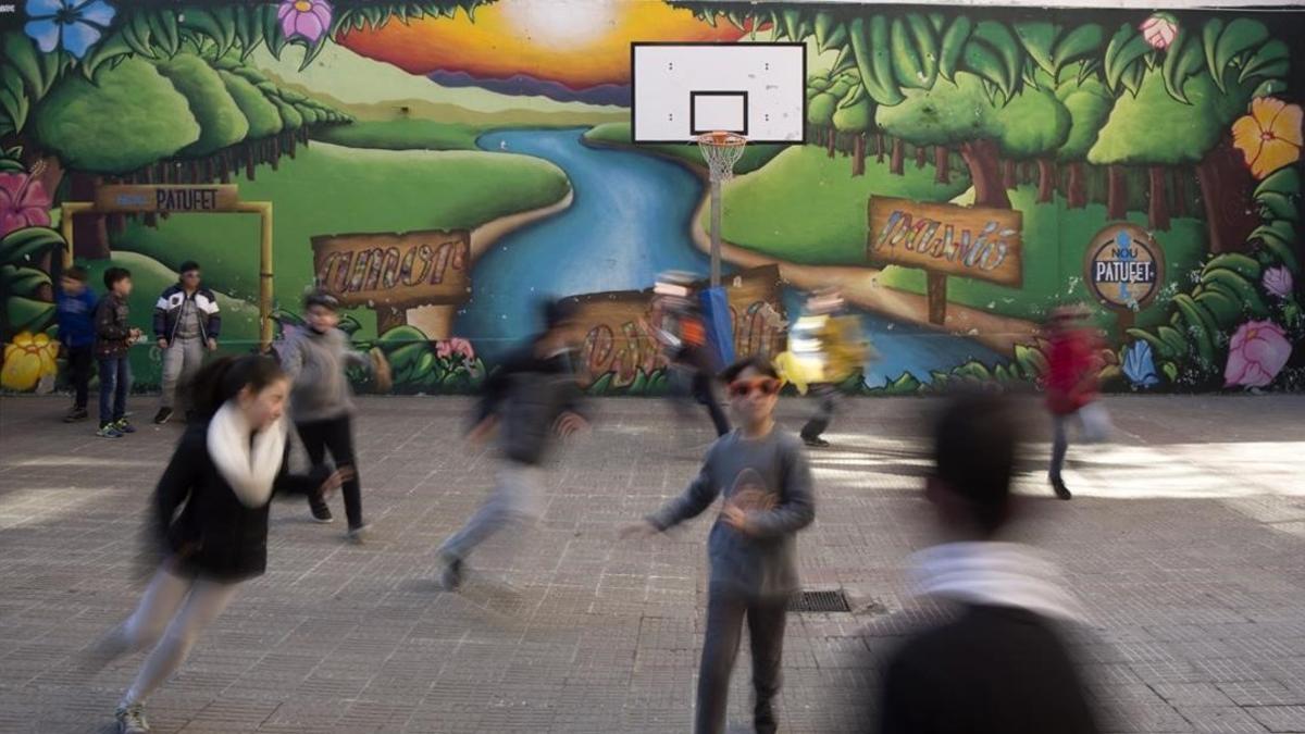 El patio de una escuela de Barcelona en una imagen de archivo