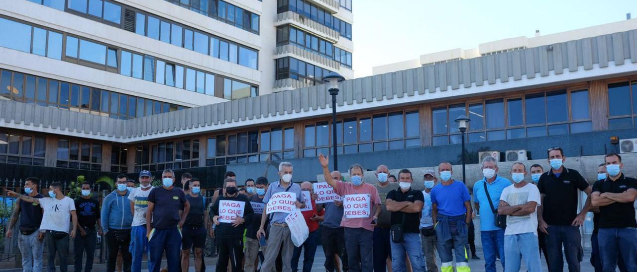 Miembros del Consorcio de Regantes del Noroeste, ayer, durante la protesta en la sede del Consejo Insular de Aguas. | | JOSÉ C. GUERRA