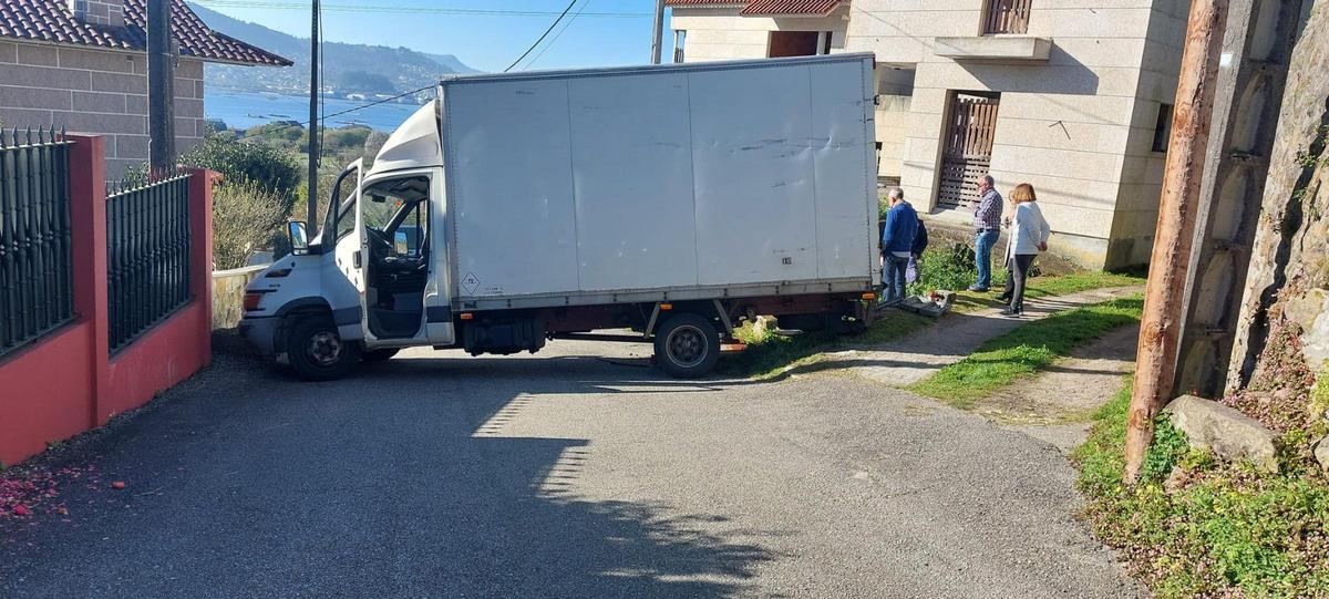 Otro detalle de cómo quedó el camión en el vial.