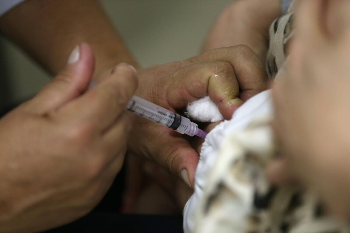 Fotografía fechada ayer, martes 24 de julio de 2018, muestra a una niña mientras es vacunada en una unidad de salud, en Sao Paulo (Brasil).