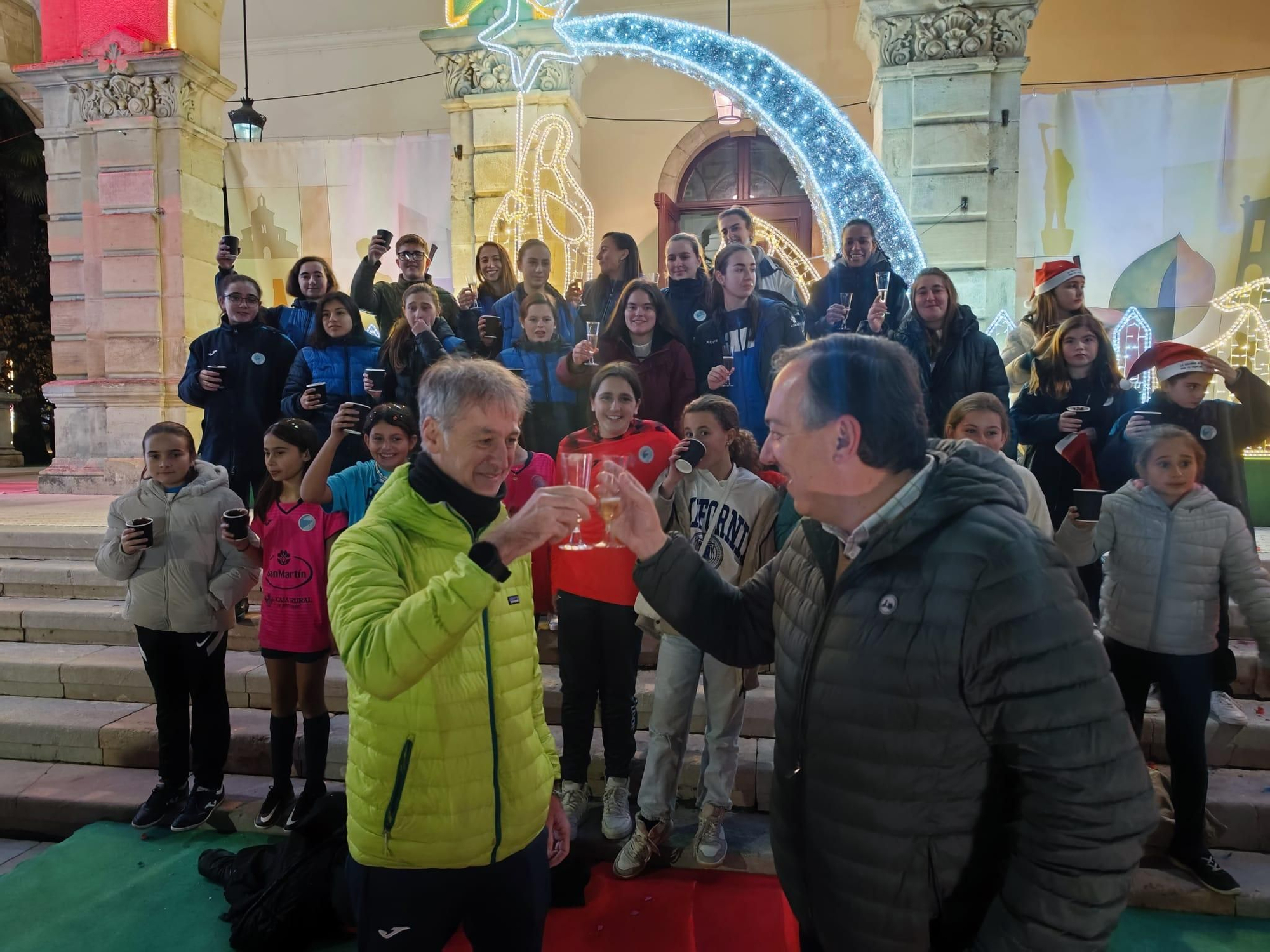Villaviciosa 'descorcha' la Navidad con un brindis multitudinario