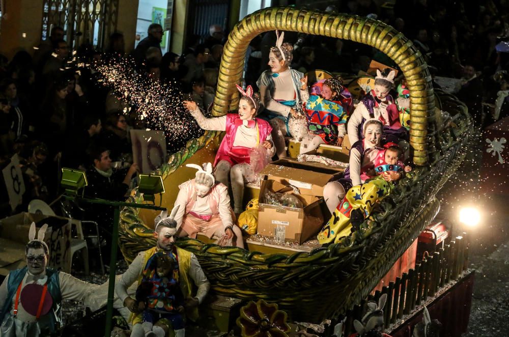 El desfile y el castillo de fuegos ponen fin a las fiestas patronales.