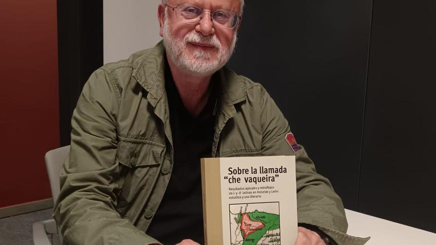 Roberto  González-Quevedo, con el libro sobre la &quot;che vaqueira&quot;.