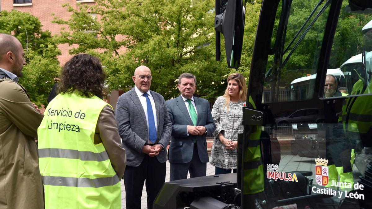 El alcalde de Valladolid, Jesús Julio Carnero, y el consejero de la Presidencia, Luis Miguel González Gago, asisten a la puesta en funcionamiento de tres máquinas barredoras y una baldeadora en la ciudad de Valladolid.