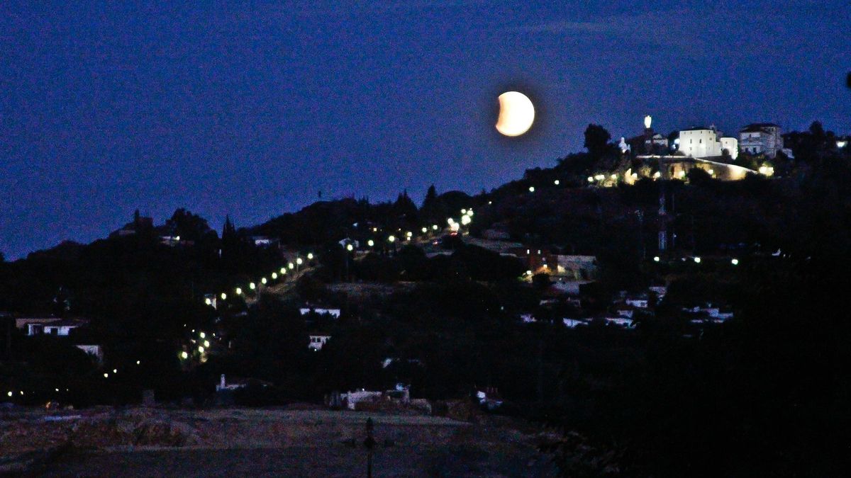 Luna llena sobre el santuario de la Virgen de la Montaña.