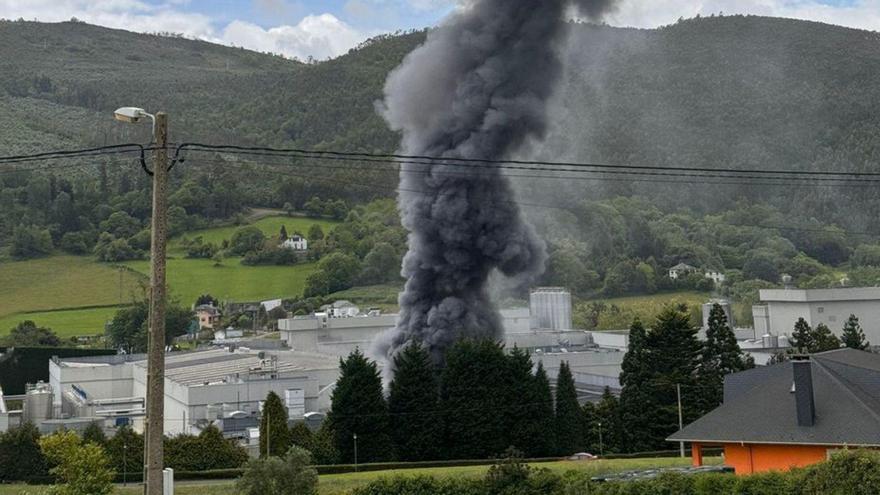 Un incendio en la fábrica de ILAS genera gran alarma entre los vecinos de Anleo, en Navia