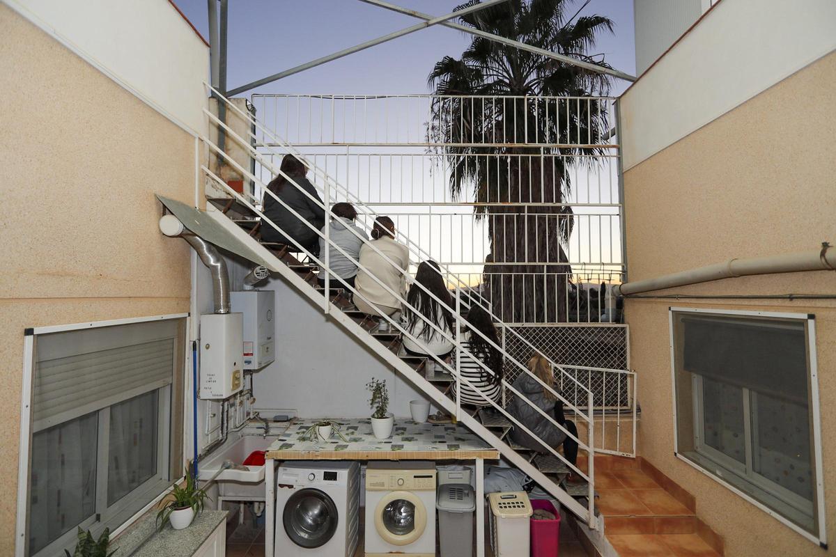 Las mujeres, en una escalera en la casa que Beto gestiona en Murcia.