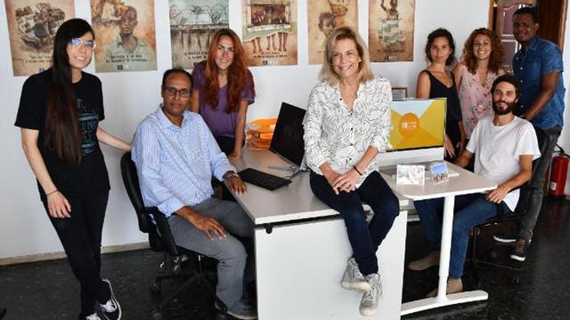 La presidenta de la fundación Farrah, Pepi Farray -en el medio-, junto a parte del equipo de trabajo, en la sede institucional.