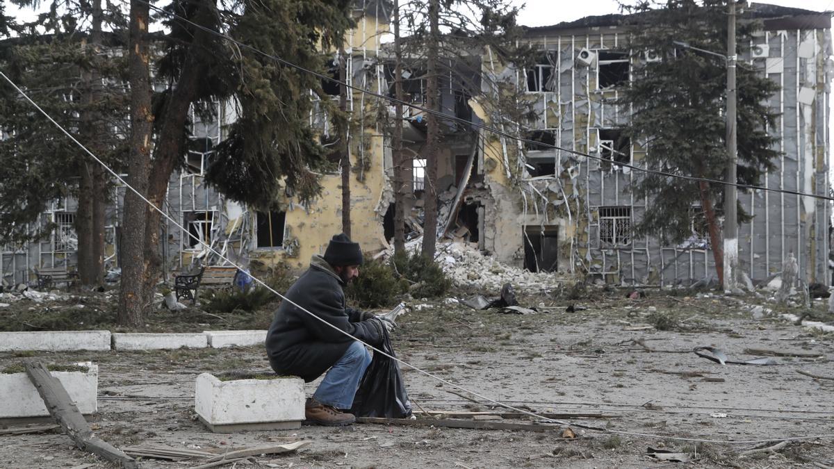 Un edificio dañado en Volnovaja, Donetsk (Ucrania)