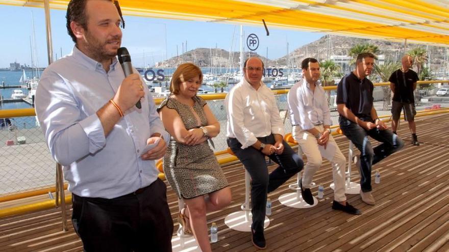 Segado ayer, presentando el acto de firma del Manifesto que los populares de Cataluña, Valencia, Andalucía y Murcia, firmaron en la terraza del auditorio El Batel de Cartagena.