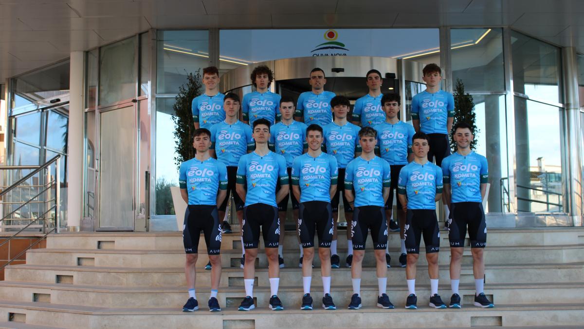 Formación del Eolo-Kometa Cycling Team, que se estrenará en la isla en la próxima Vuelta Cicloturista a Ibiza Campagnolo.