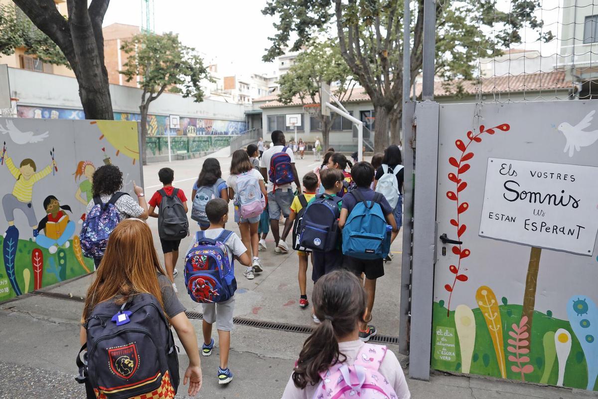 Alumnes entrant en una escola de Girona el primer dia de curs.
