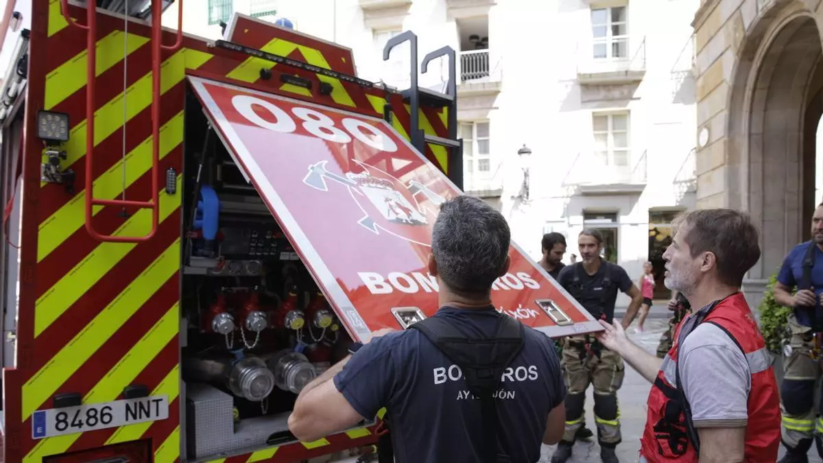 Gijón estrena un nuevo vehículo para el parque de bomberos, clave para los rescates y los incendios urbanos