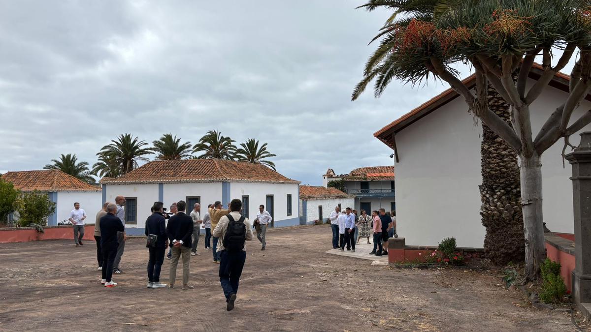 Presentación de la nueva destilería de Peligroso Pérez en Firgas