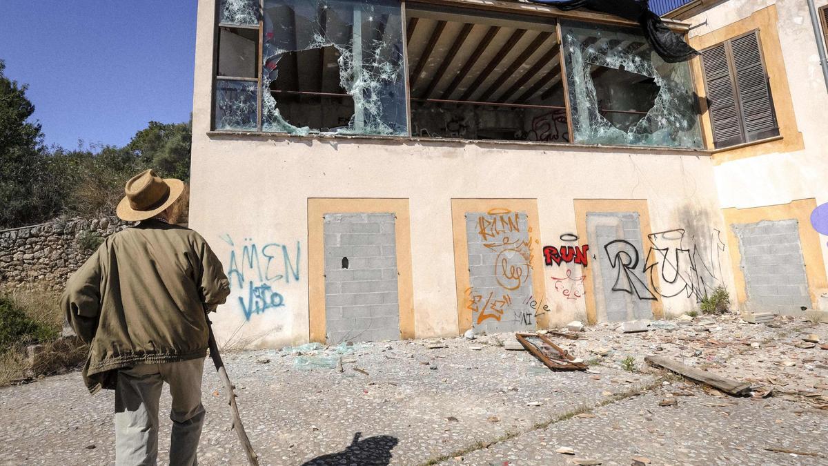 Las Cases del Retiro el pasado junio, poco después de ser objeto del penúltimo episodio de vandalismo.