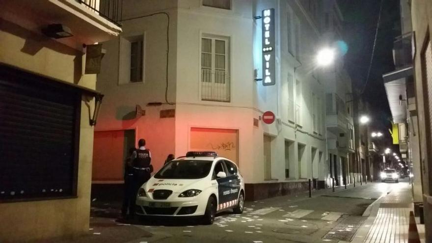 Vecinos de Calella rodean un hotel donde se alojan antidisturbios