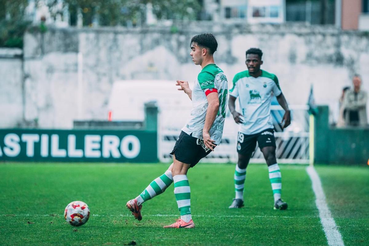 Dani González realiza un pase.