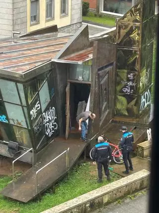 O PP de Santiago denuncia o mal estado dunha oficina de turismo 'depositada' na rúa Ramón Piñeiro