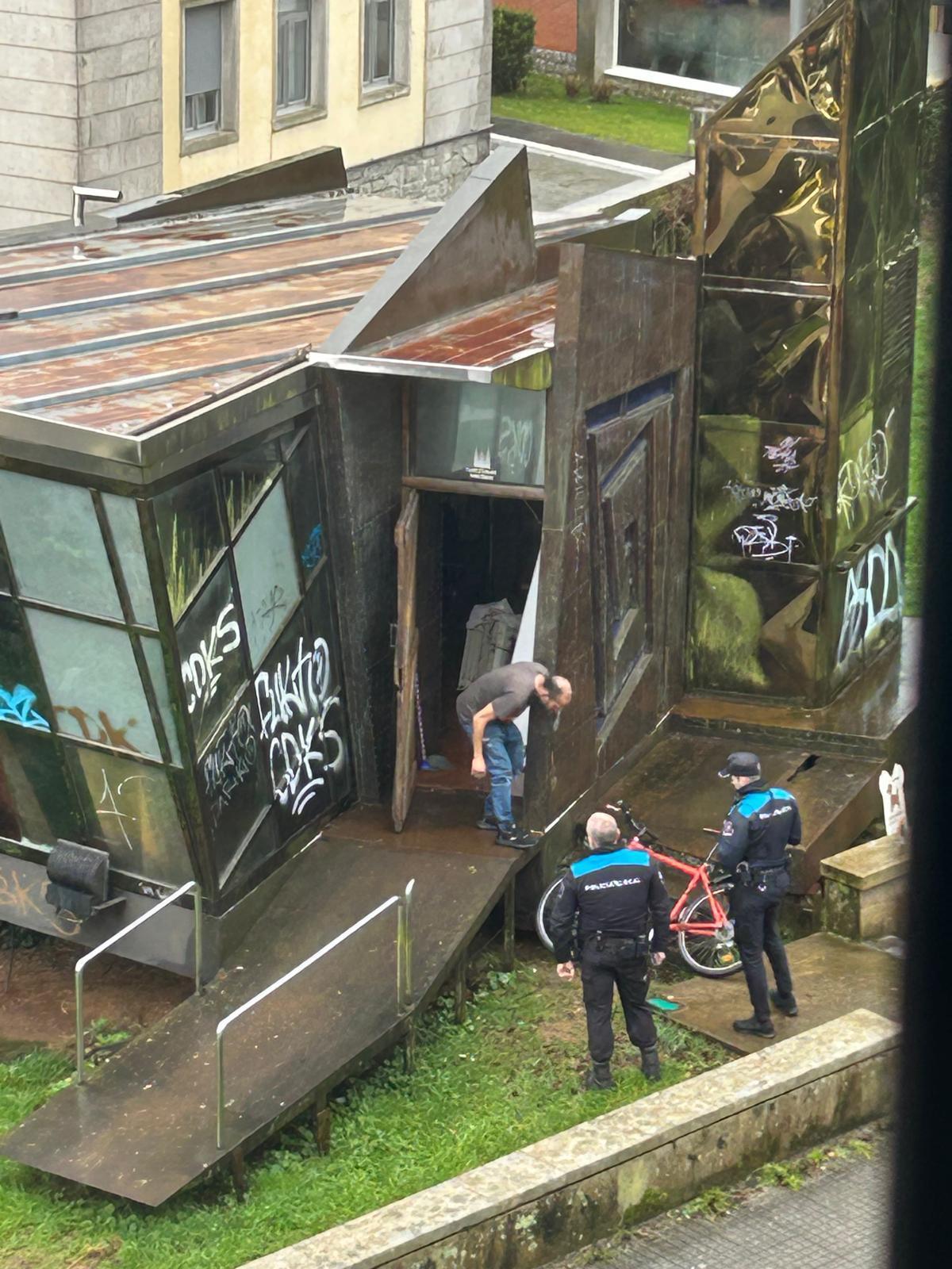 Axentes da Policía Local de Santiago ante a oficina de turismo instalada na rúa Ramón Piñeiro.
