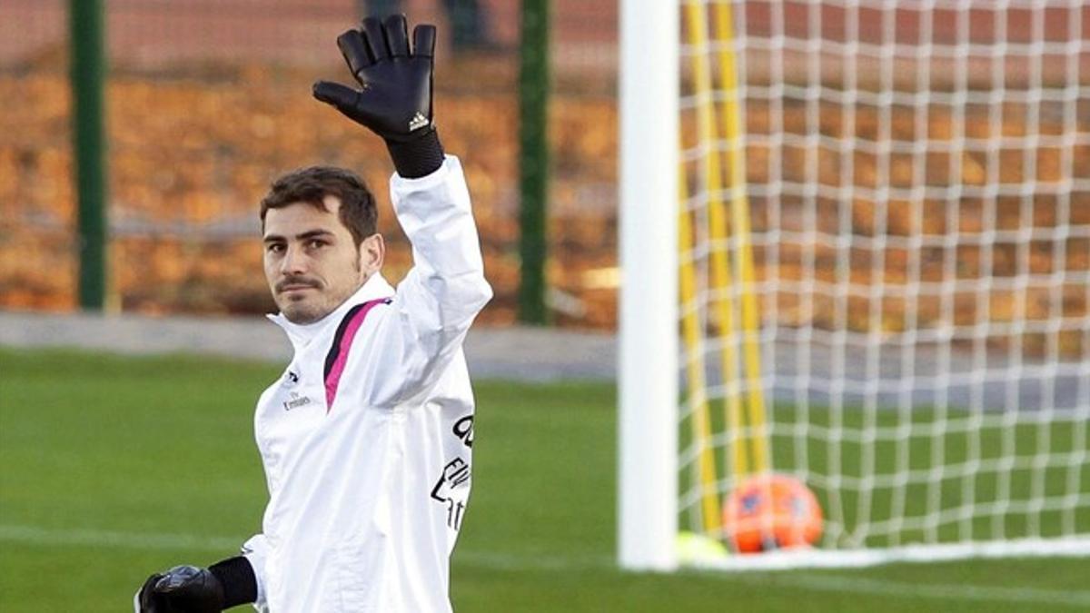 Casillas saluda a los aficionados que siguen un entrenamiento del Madrid, en una imagen de archivo.