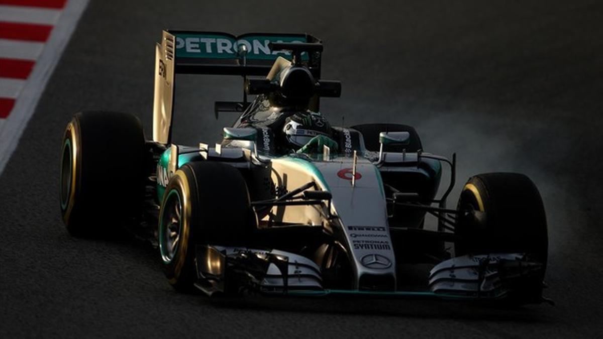 Lewis Hamilton conduce el Mercedes durante los test invernales en el Circuit de Catalunya.