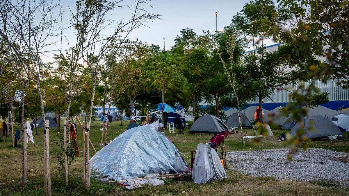 Personas sin hogar acampadan en la Zona Franca.