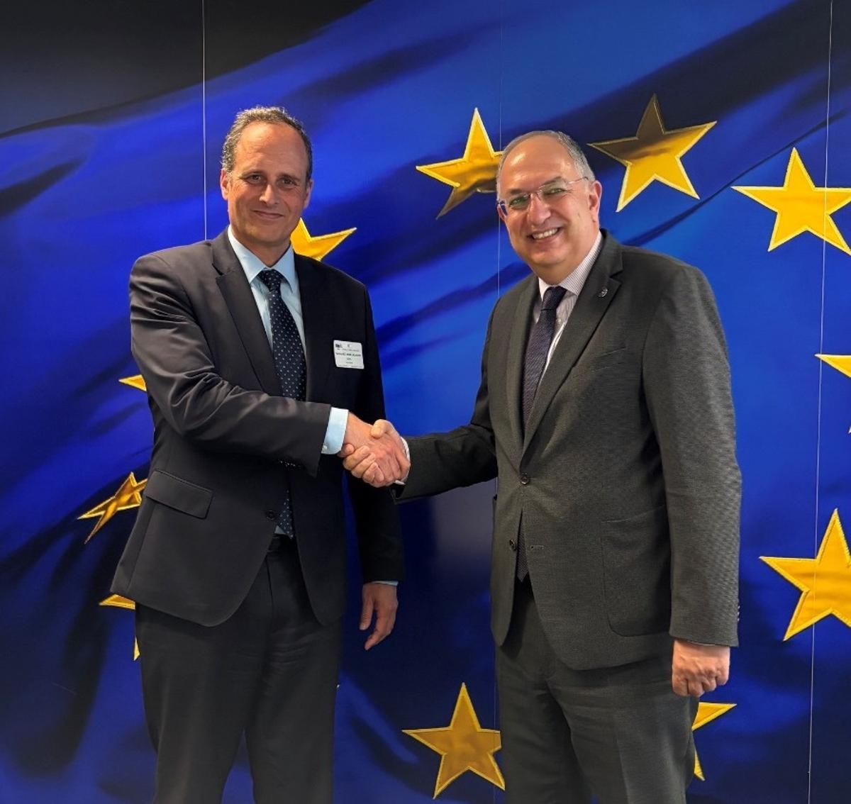 Carlos Botana y Costas Kadis, durante su reunión en Bruselas.
