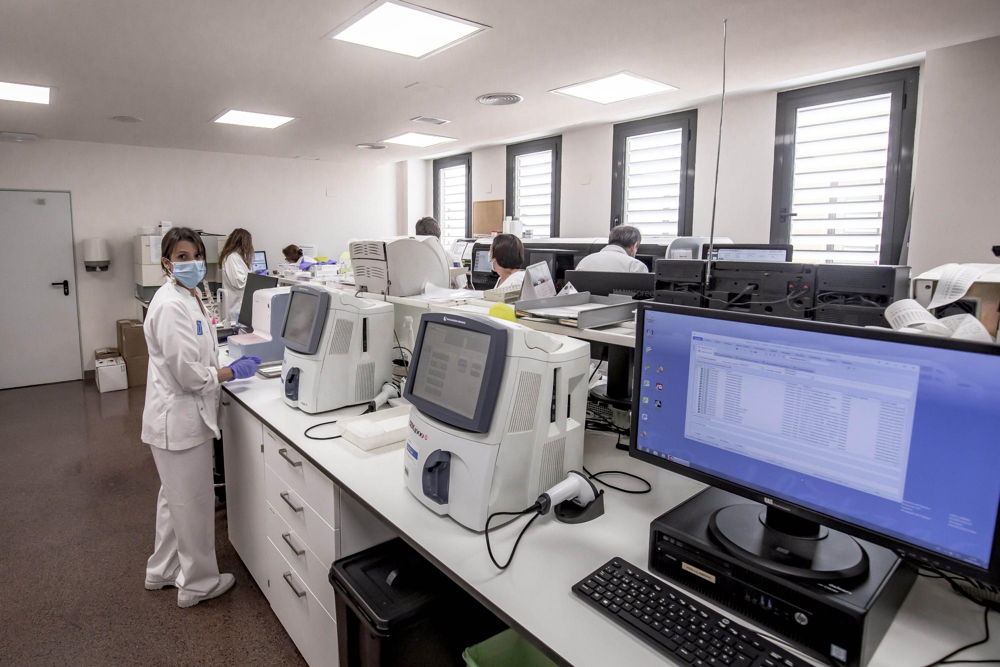 Armengol visita el nuevo laboratorio de microbiología del hospital de Son Llàtzer