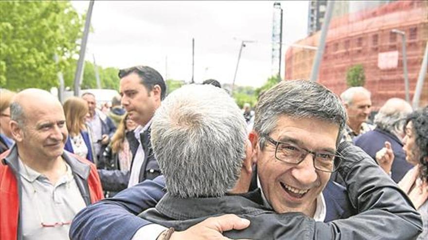 El PSOE elige hoy al encargado de gestionar su desgarro