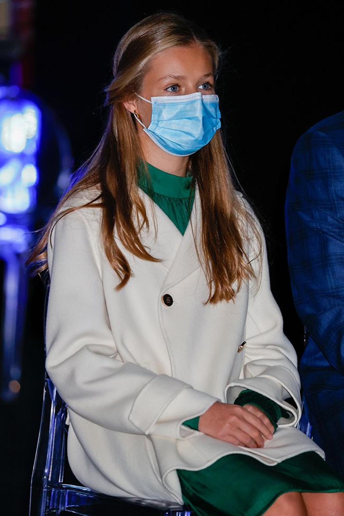 La infanta Leonor en Oviedo con mascarilla y chaqueta de Carolina Herrera