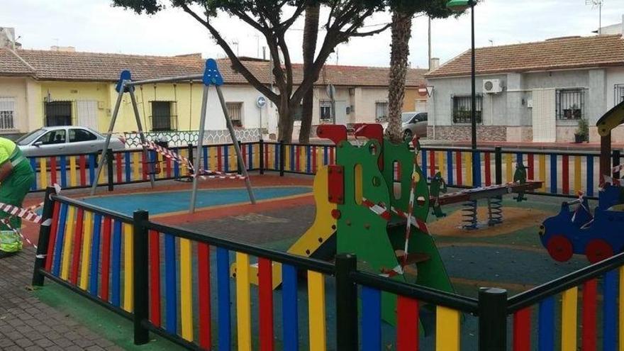 Un técnico cierra uno de los parques de Torre Pacheco