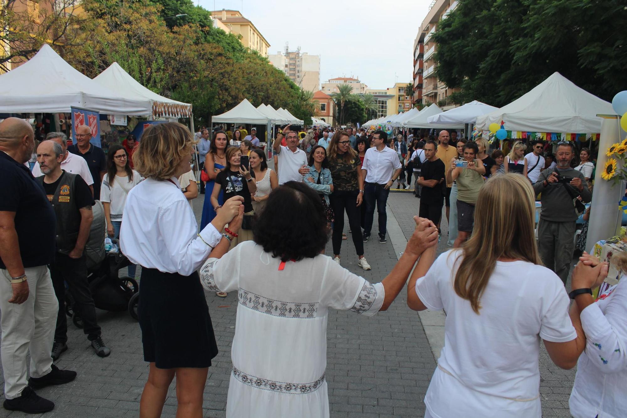 La Feria de Asociaciones llena la calle la Vía de entidades sin ánimo de lucro