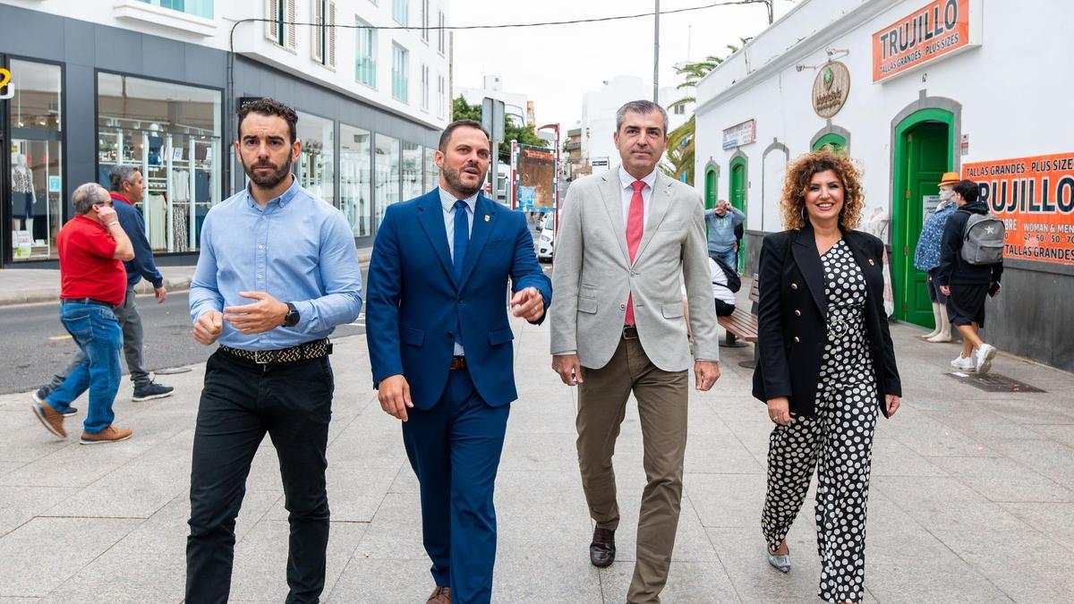 El vicepresidente del Gobierno de Canarias, Manuel Domínguez, y el alcalde de Arrecife, Yonathan de León, en la Calle Real de Arrecife este jueves