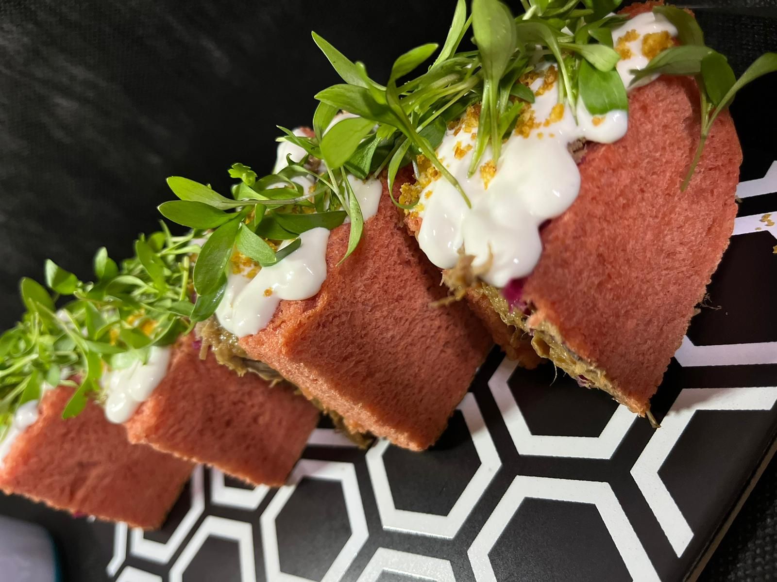 Sándwich de pan de Clipper con Carne mechada de res del país, chucrut artesano de col lombarda, alioli de queso, polvo de millo y brotes de cilantro propuesto por La Tunera.