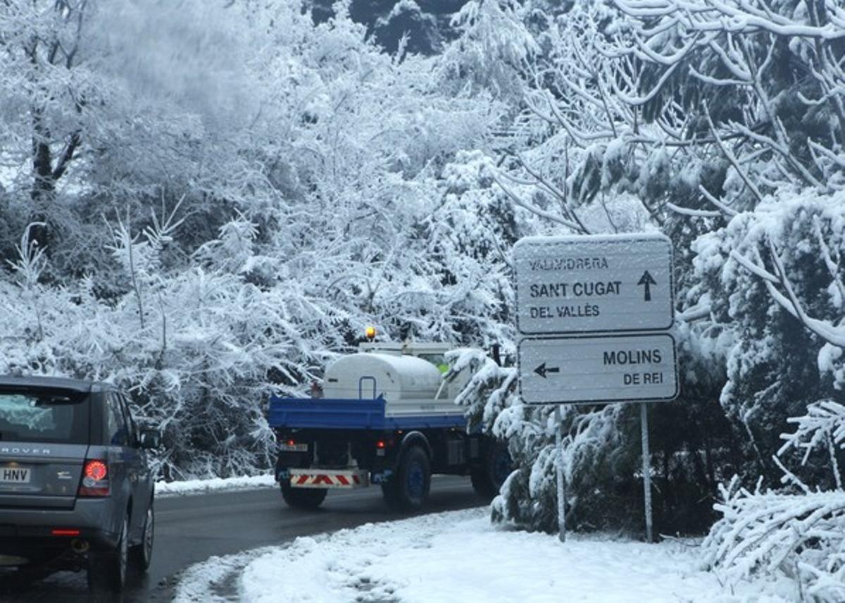 La carretera de Vallvidrera con un quitanieves, esta mañana.