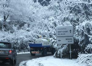 La carretera de Vallvidrera, amb una màquina llevaneu aquest matí.