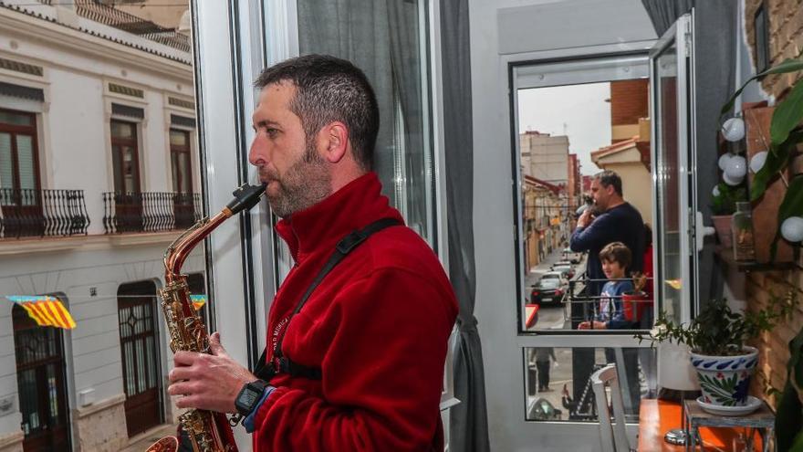 Un músico valenciano toca en el balcón.