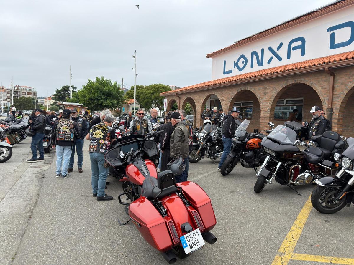 Las motos estacionadas ante la lonja de O Grove.