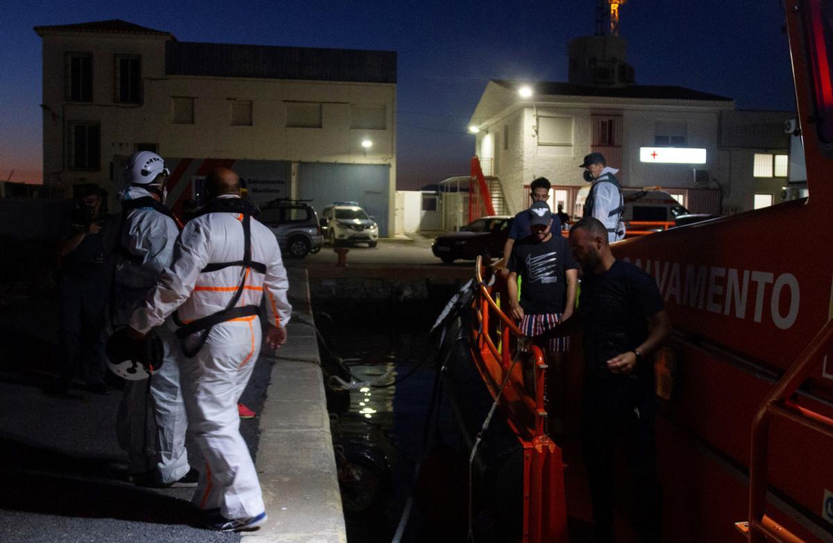 Traslado de los 3 inmigrantes rescatados al puerto de Motril.