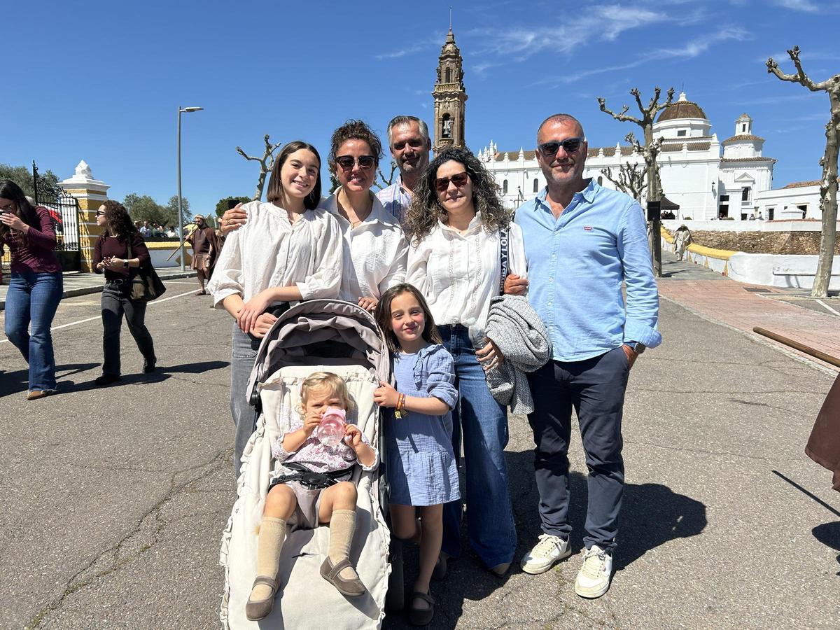 María y Marisa con su familia y amigos.