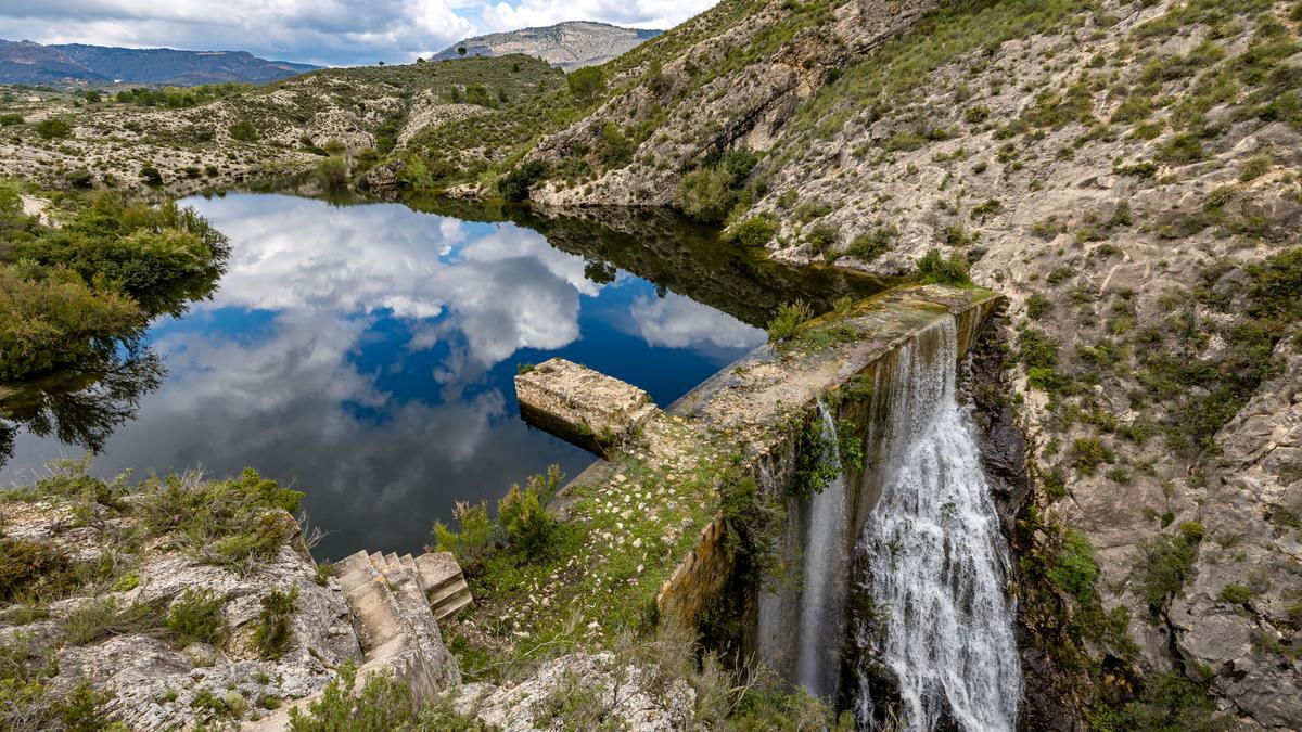 El antiguo pantano de Relleu lleno estos días.