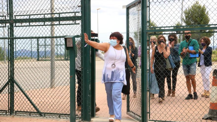 Dolors Bassa surt de la presó de Figueres