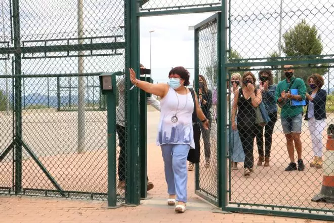 Dolors Bassa surt de la presó de Figueres
