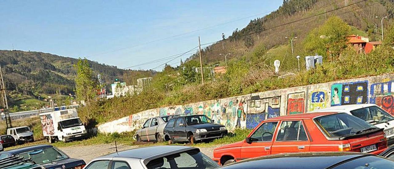 Coches abandonados, en el depósito municipal de Mieres.