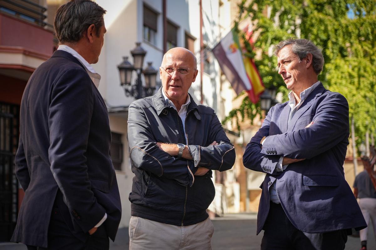 Antonio Rubio, en el centro, conversa con Ricardo Cospedal (director general de Uninde) y con Manuel Echanove (consejero)