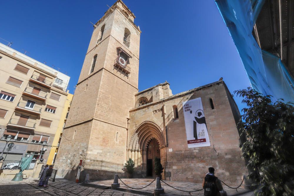 Imágenes de los campanarios de Santiago el Mayor, Catedral y Nuestra Señora de Monserrate en Orihuela y San Martín de Callosa. El Consell ha protegido como BIC sus campanas góticas.
