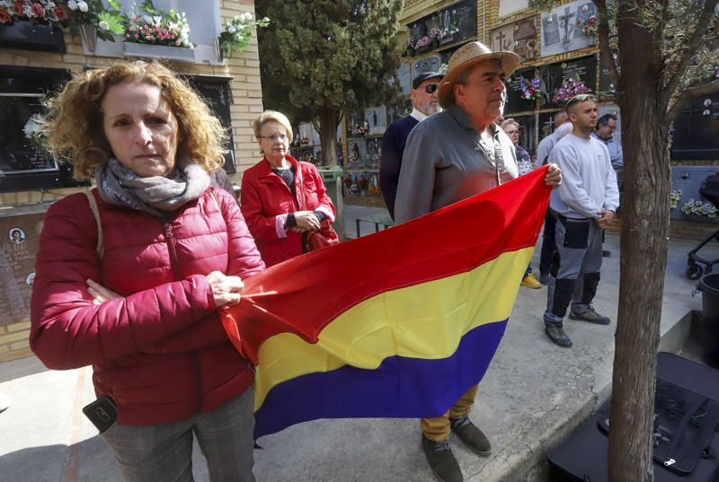 Entrega de los restos de los fusilados por el franquismo a sus familiares, en Paterna