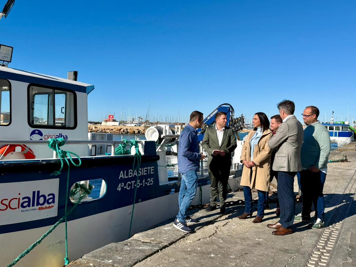La consejera Sara Rubira junto a la embaracación 'Albasiete'.